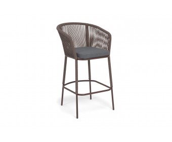 "Марсель" стул барный плетеный из роупа, каркас из стали коричневый (RAL8016) муар, роуп коричневый круглый, ткань темно-серая 027 NEW