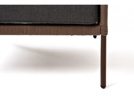 "Канны" кресло плетеное из роупа, каркас алюминий коричневый (RAL8016) муар, роуп коричневый круглый, ткань темно-серая 027 в Кургане