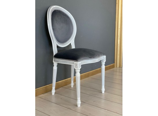 Стул с декоративной спинкой Медальон Винтаж (белый, патина серебро)