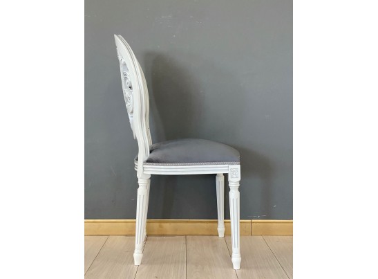 Стул с декоративной спинкой Медальон Винтаж (белый, патина серебро)