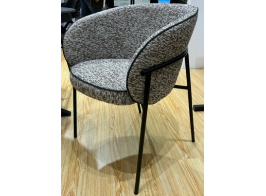 Стул GUST цвет бежевый TOPIC 410 / черный каркас / Товарный знак DISAUR в Кургане